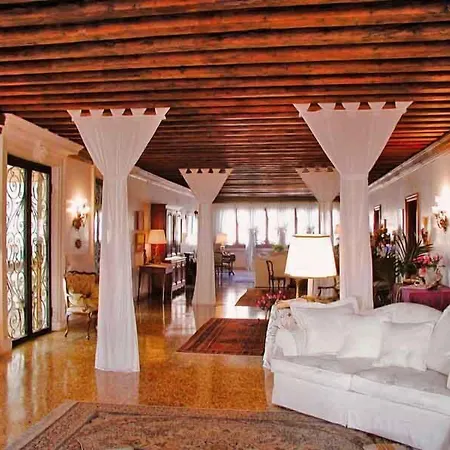 At A Palazzo Bed and Breakfast Βενετία