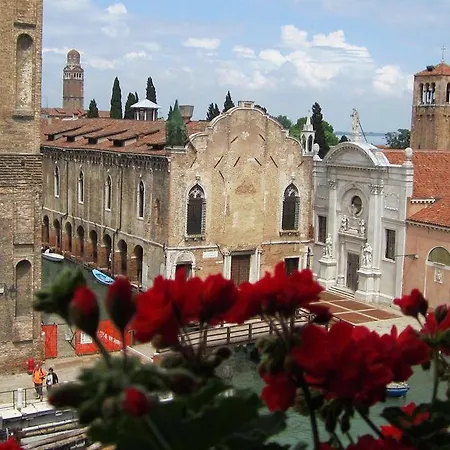 Bed & Breakfast At A Palazzo Venedig