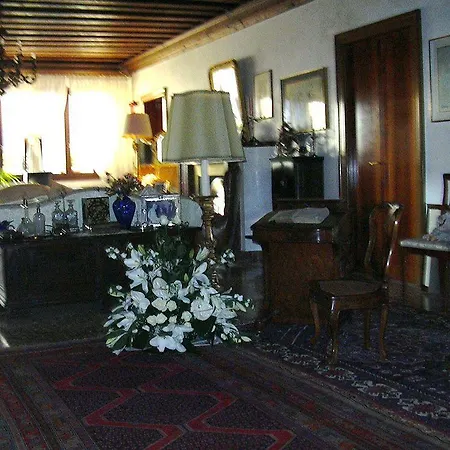 At A Palazzo Couette-café