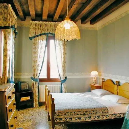 At A Palazzo فندق مبيت وإفطار